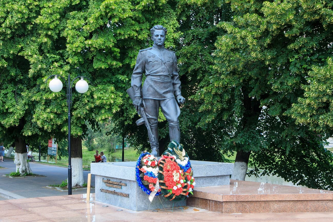 Памятник Сергею Гусеву