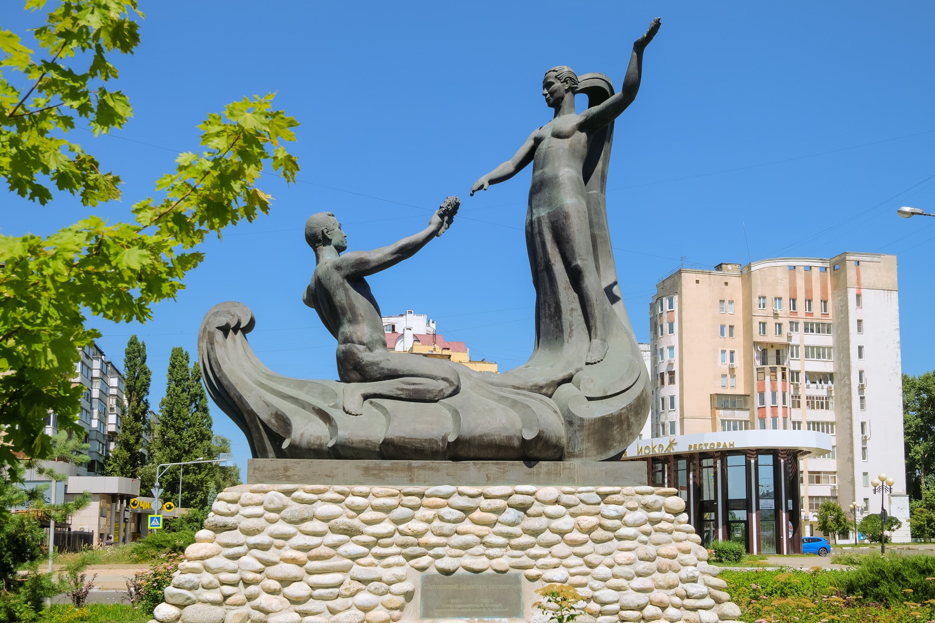 Скульптура «Встреча Везелицы и Северского Донца»