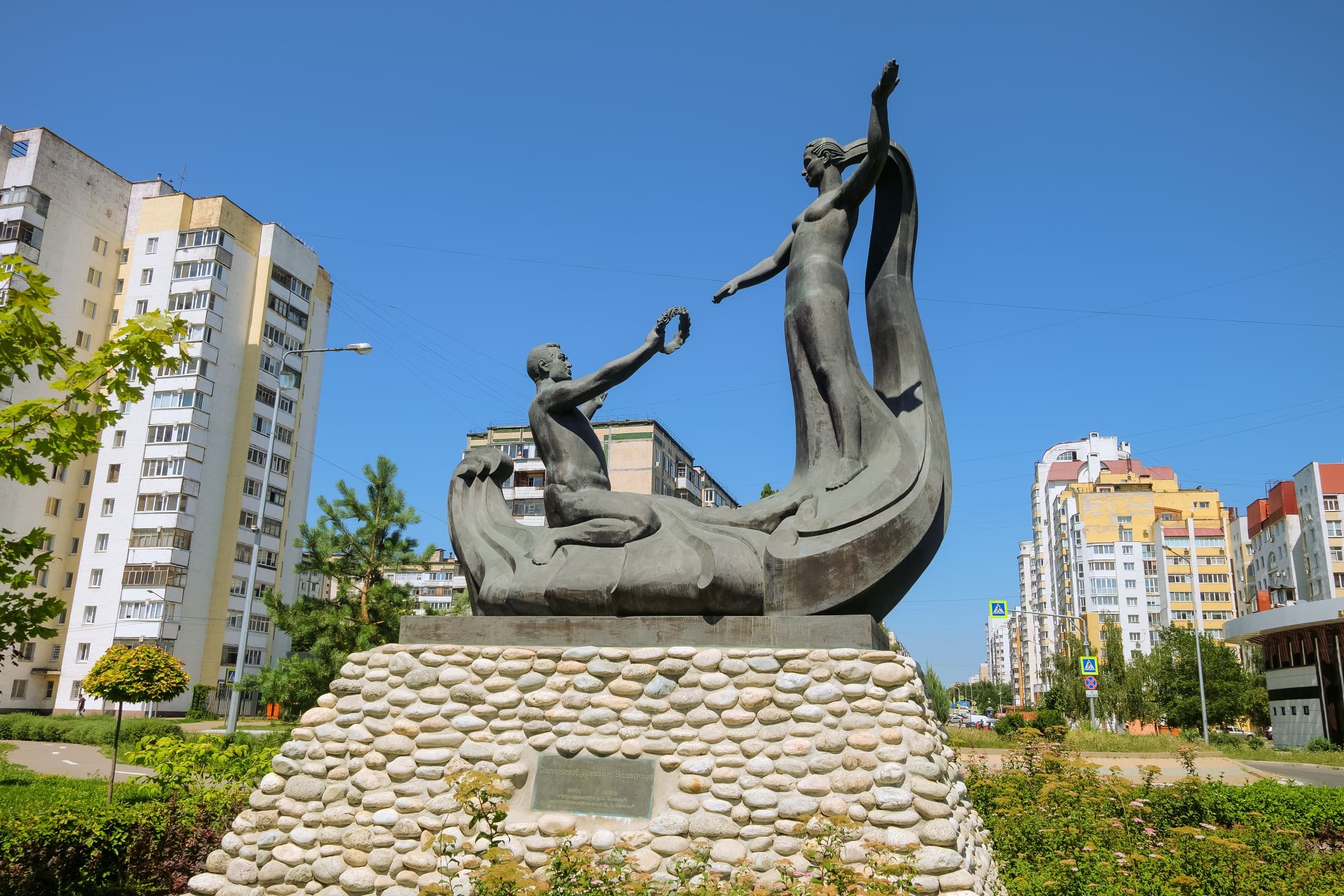 Скульптура «Встреча Везелицы и Северского Донца»