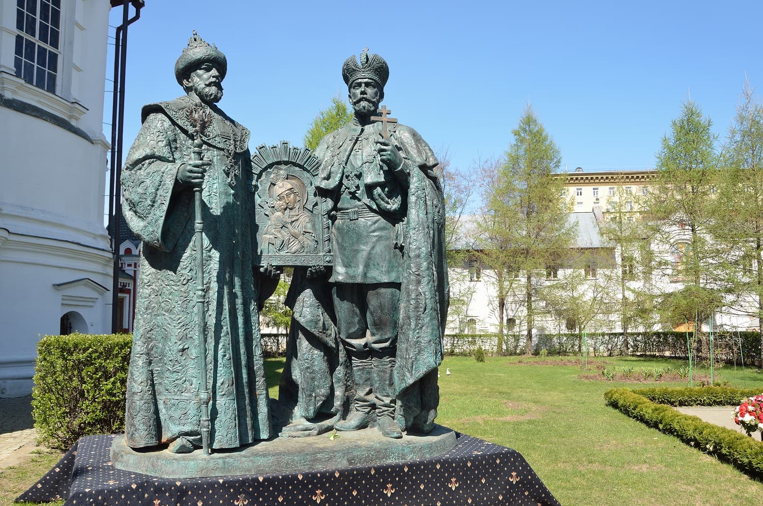 Памятник «400-летие избрания на царствование династии Романовых»	