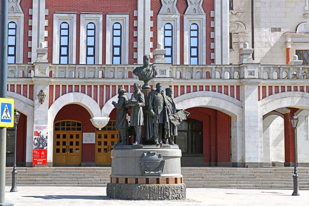 Памятник создателям российских железных дорог