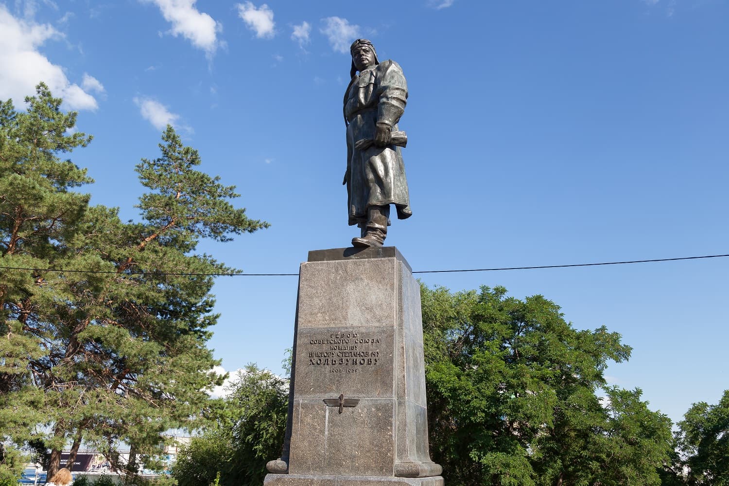 Памятник В. С. Хользунову