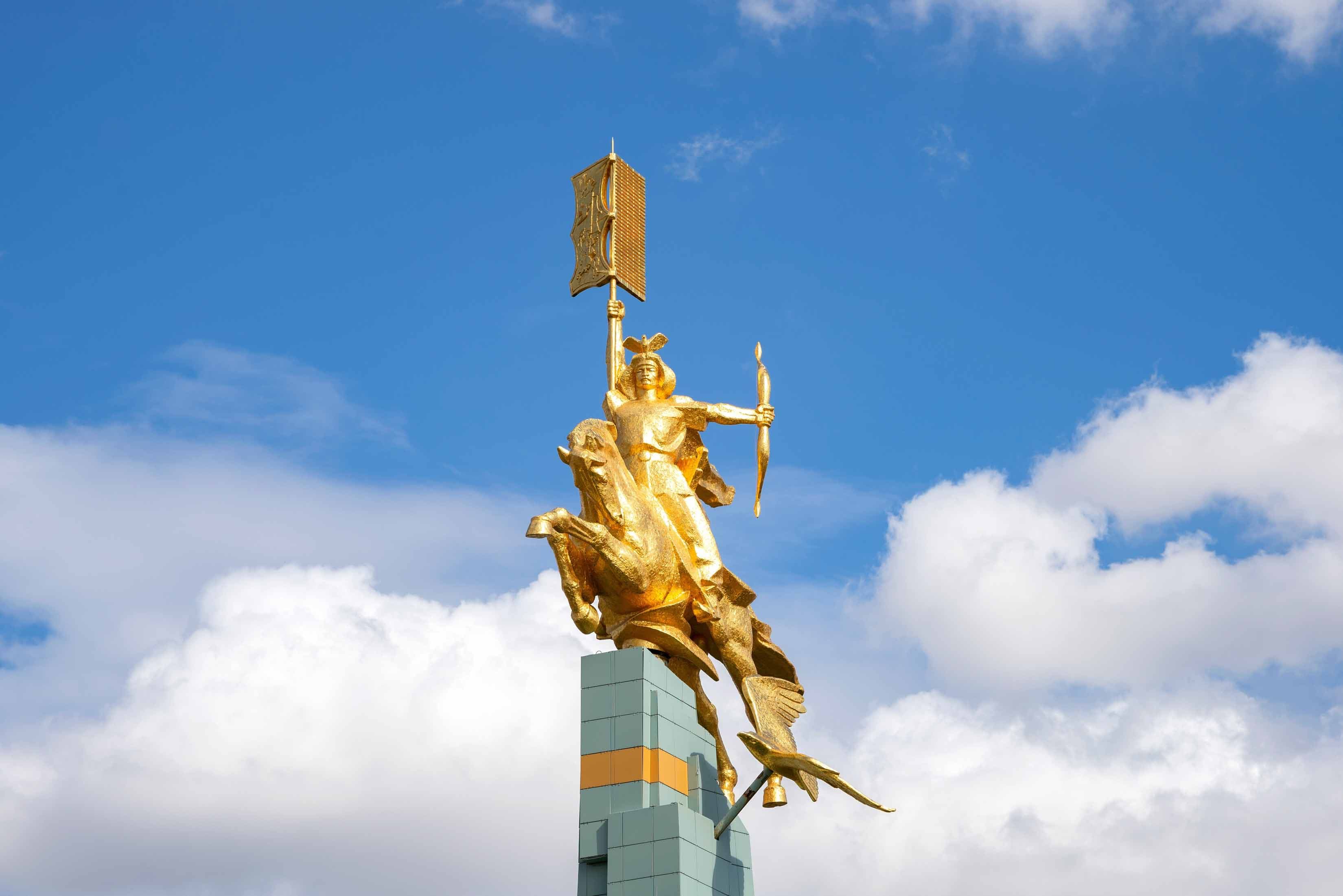  Памятник «Золотой всадник»