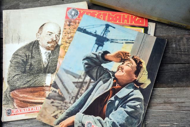 Билет-путевка для аккредитованного экскурсовода по выставке «Век в лозунгах и красках. Из истории московского плаката»