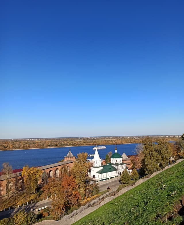 Начинается земля, как известно, от Кремля