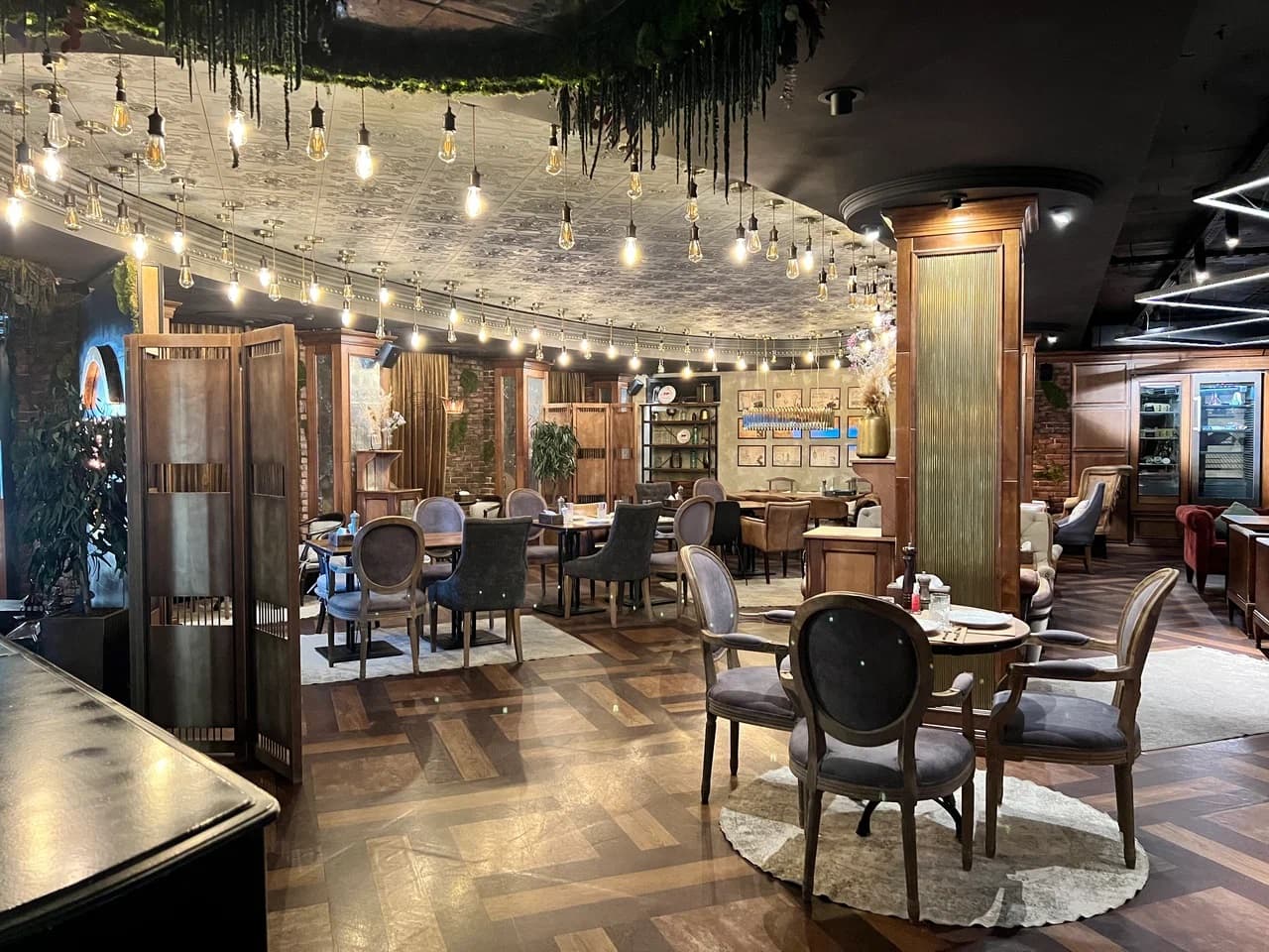 Tesla Bar&Grill