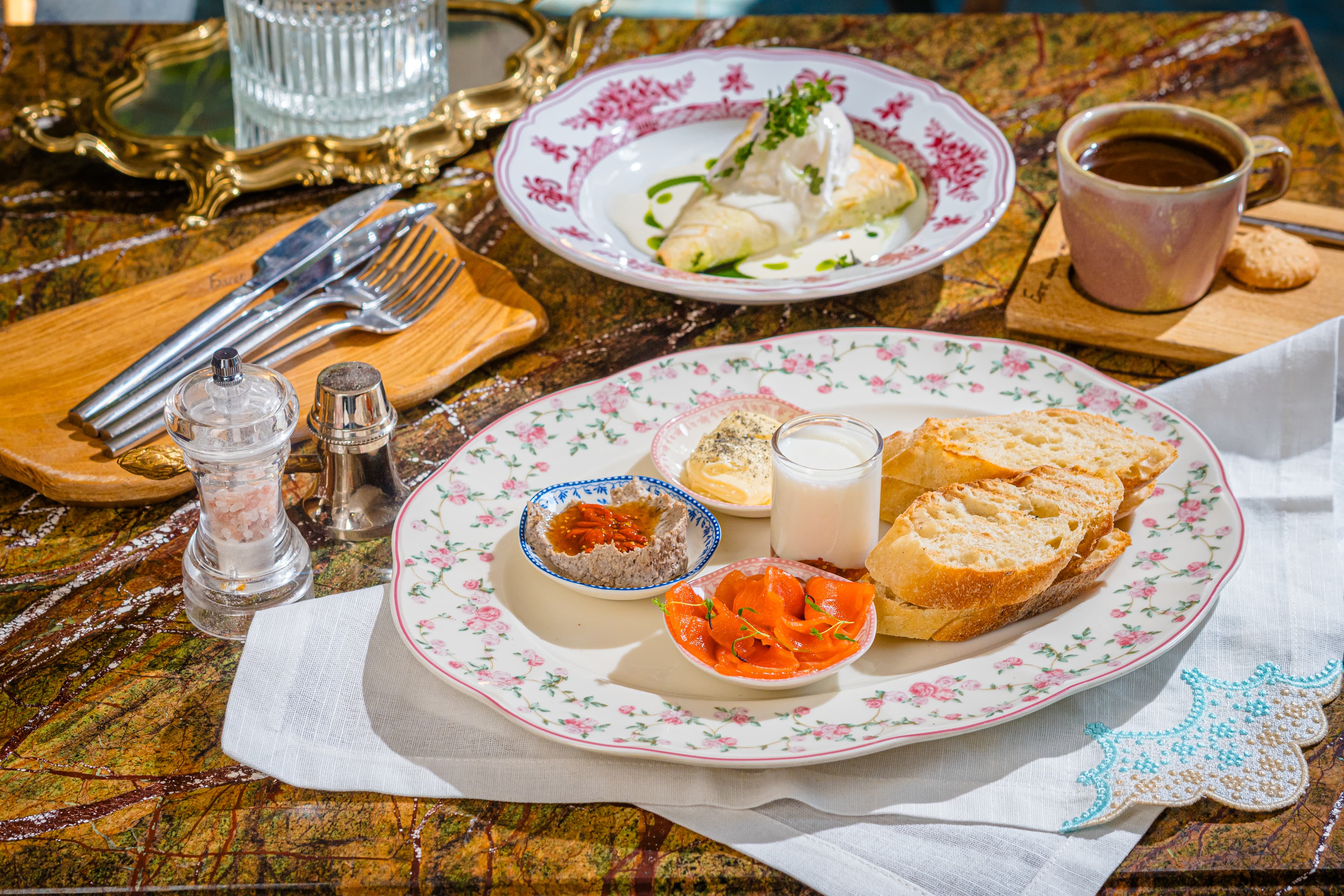Багет, паштет и желтый плед