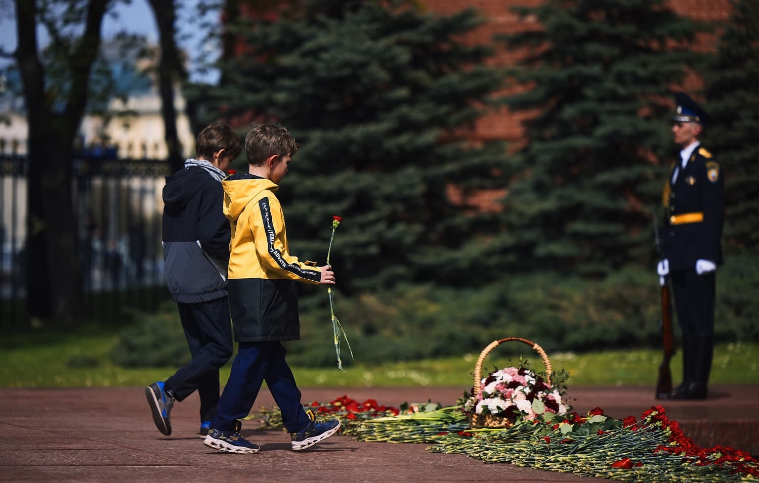 Этих дней не смолкнет слава (2 дня)