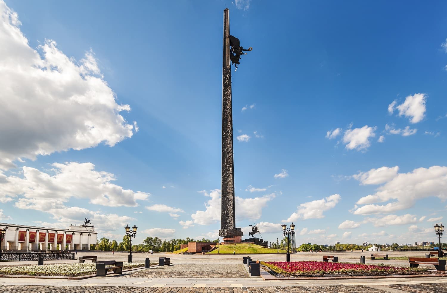 Обзорная экскурсия по Москве + музейный комплекс «Дорога памяти, 1418 шагов» и главный храм Вооруженных Сил РФ для группы школьников
