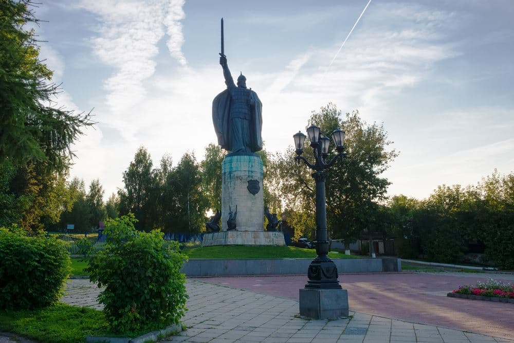 Древняя обитель, роскошные усадьбы и крестьянский сын Чоботок
