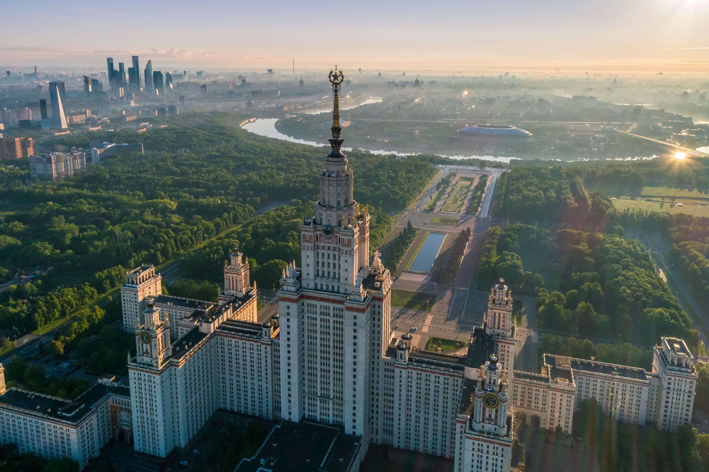 Михайло Ломоносов: мозаика, телескоп и макет химической лаборатории ученого 